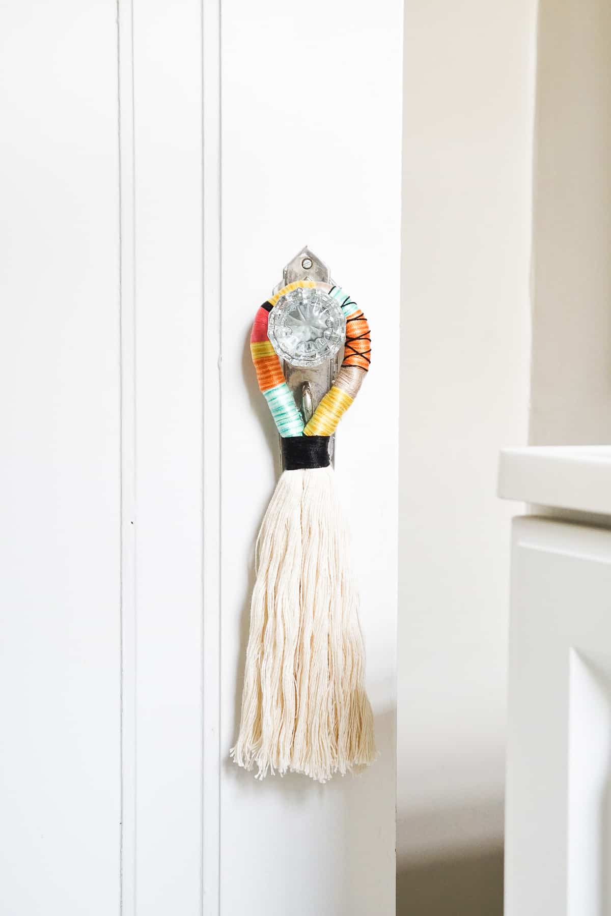 Wrapped-embroidery-floss-and-tassel-hanger