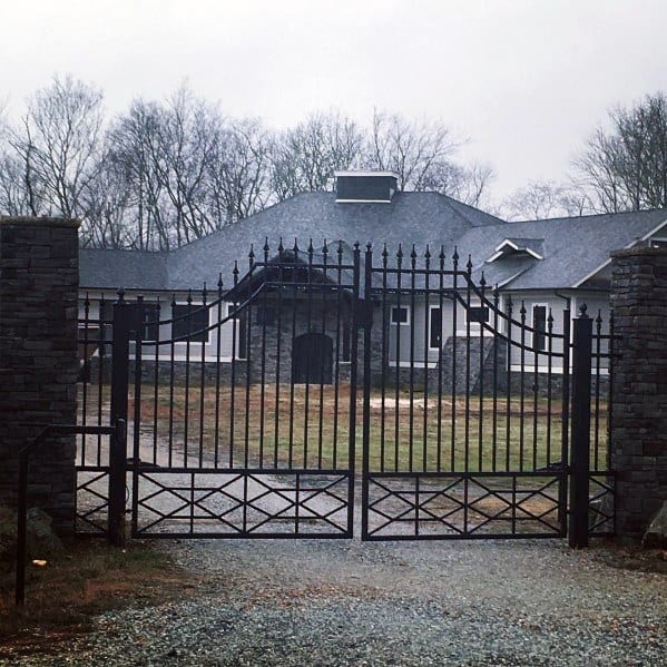 Decorative-metal-driveway-gate-ideas
