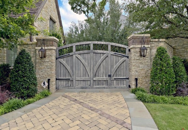 Driveway-gate-ideas-for-traditional-houses