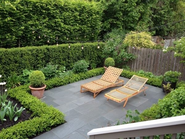 Privacy-protection-hedge-garden-design-terrace-wooden-chairs