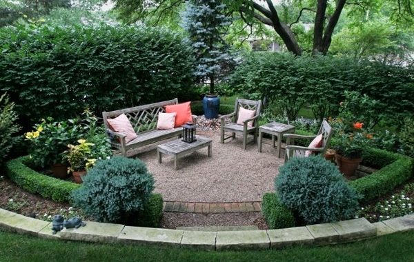 Privacy-protection-hedge-garden-sitting-area-wooden-furniture-water-feature