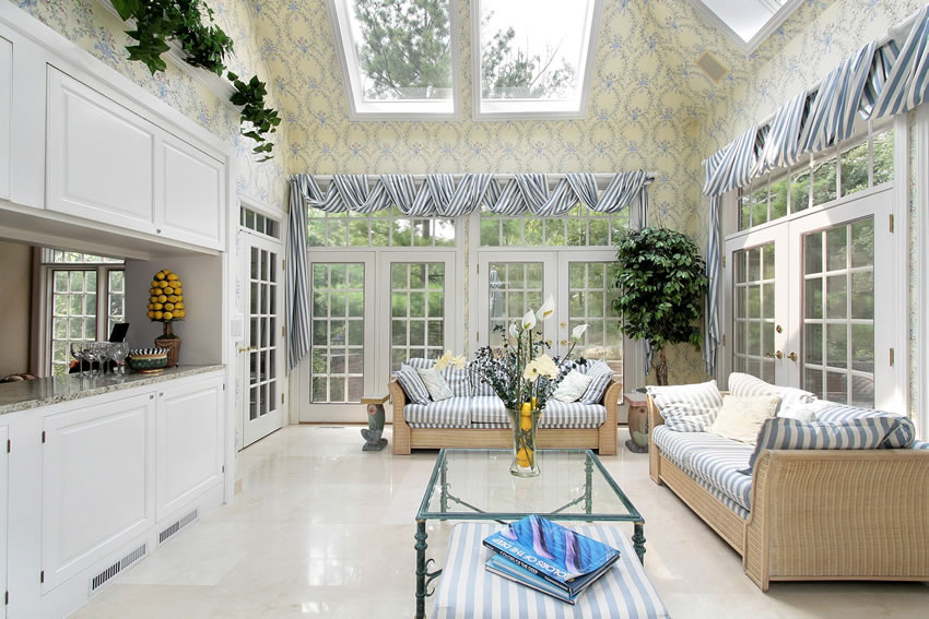 Sunroom-with-wallpaper