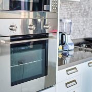 This-is-why-you-should-always-take-a-picture-of-your-oven-before-you-leave-for-vacation-495570562-esstock