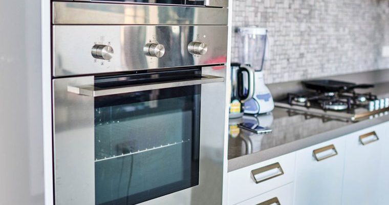 This-is-why-you-should-always-take-a-picture-of-your-oven-before-you-leave-for-vacation-495570562-esstock