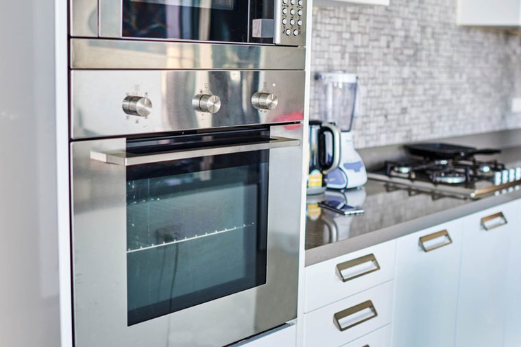 This-is-why-you-should-always-take-a-picture-of-your-oven-before-you-leave-for-vacation-495570562-esstock