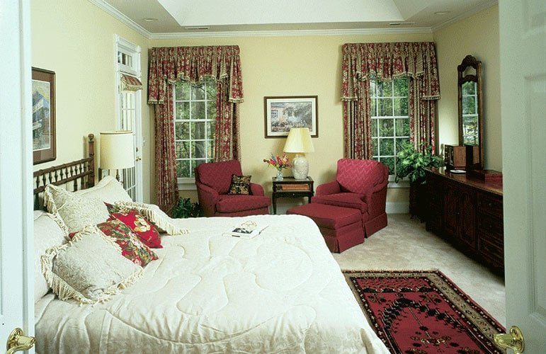 Traditional-style-primary-bedroom-feb192021-03-min