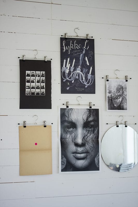 Use-clip-or-pants-hangers-to-display-photos-or-printed-posters-by-fryd-533x800-1