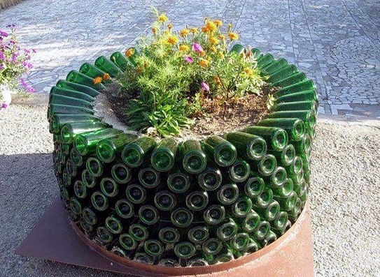 Use-empty-wine-bottles-in-the-garden-again-20-clever-ideas-15-277