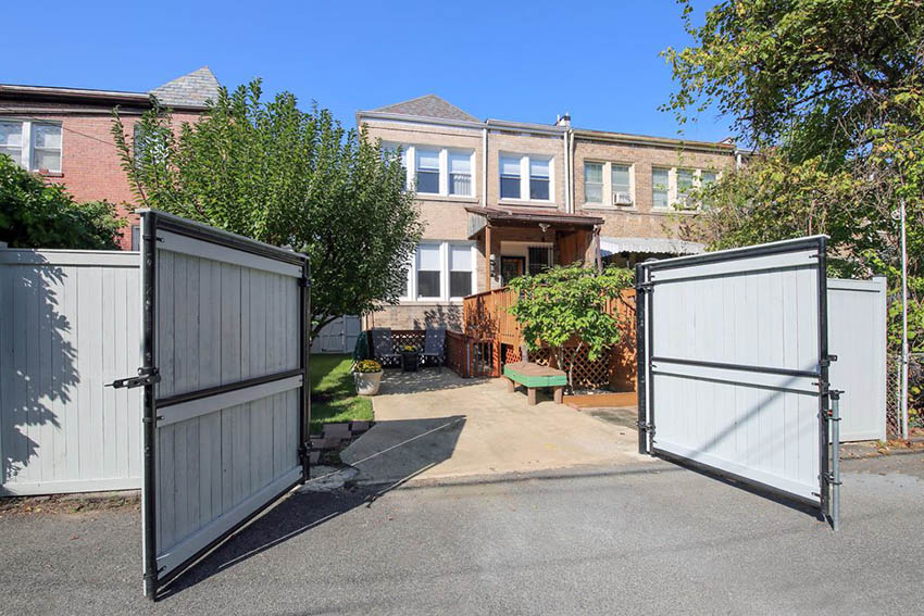 Wood-privacy-driveway-gate