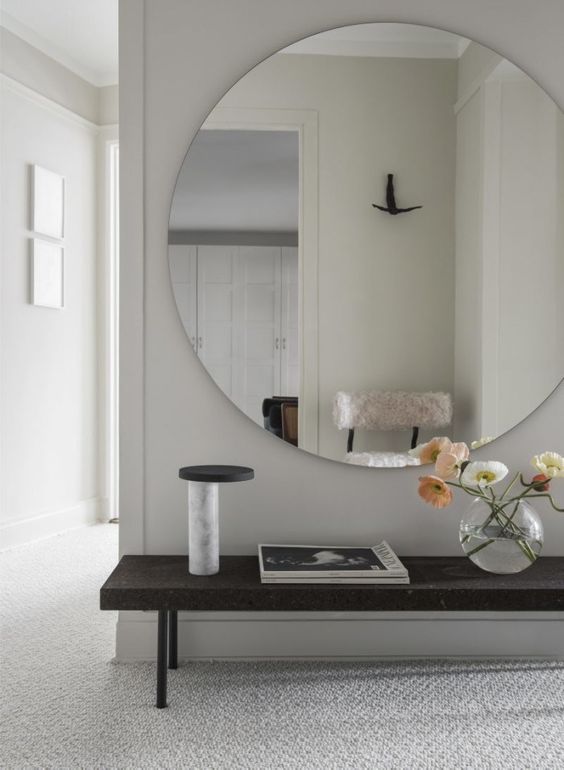 04-a-large-scale-round-mirror-with-no-frame-looks-fresh