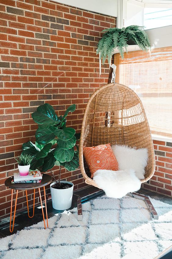 05-a-wicker-chair-is-ideal-for-a-mid-century-modern-interior