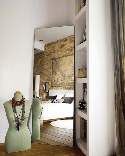 06-a-mirror-in-the-corner-gives-some-volume-to-the-bedroom