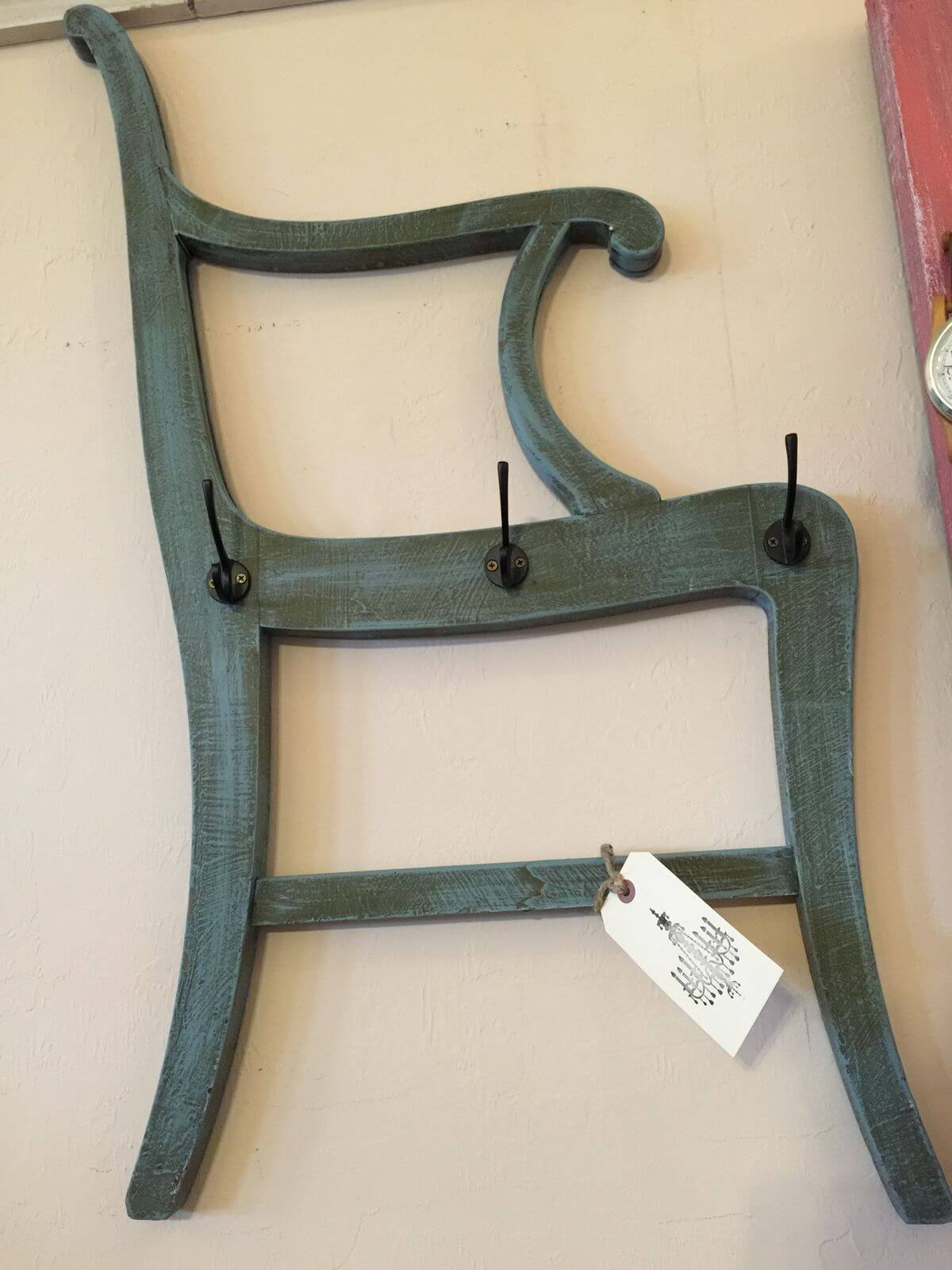 08-repurposed-old-chair-ideas-homebnc