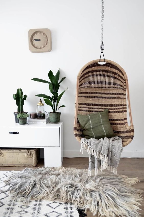 08-striped-wicker-chair-suspendedin-a-living-room-makes-the-ambience-relaxing