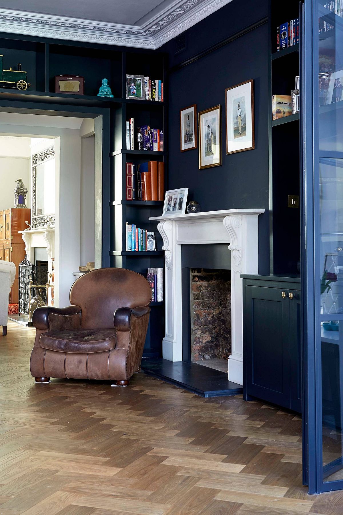1-integrating-the-shelves-around-the-doorway-into-the-overall-deisgn-of-the-room