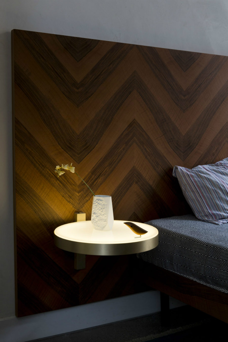 1-sat-wall-lamp-table-by-pietro-russo-900x1350-1