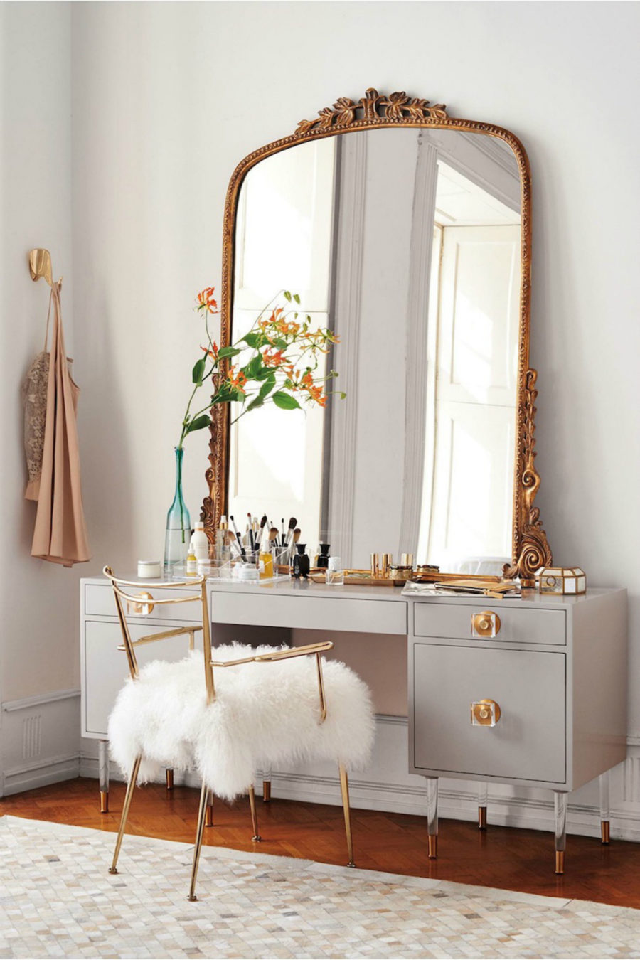 Big-mirror-in-a-metallic-frame-900x1350-1