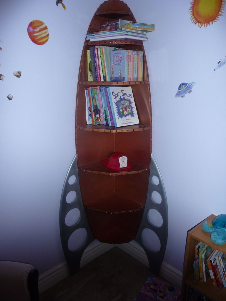 Kids-rocket-corner-shelf