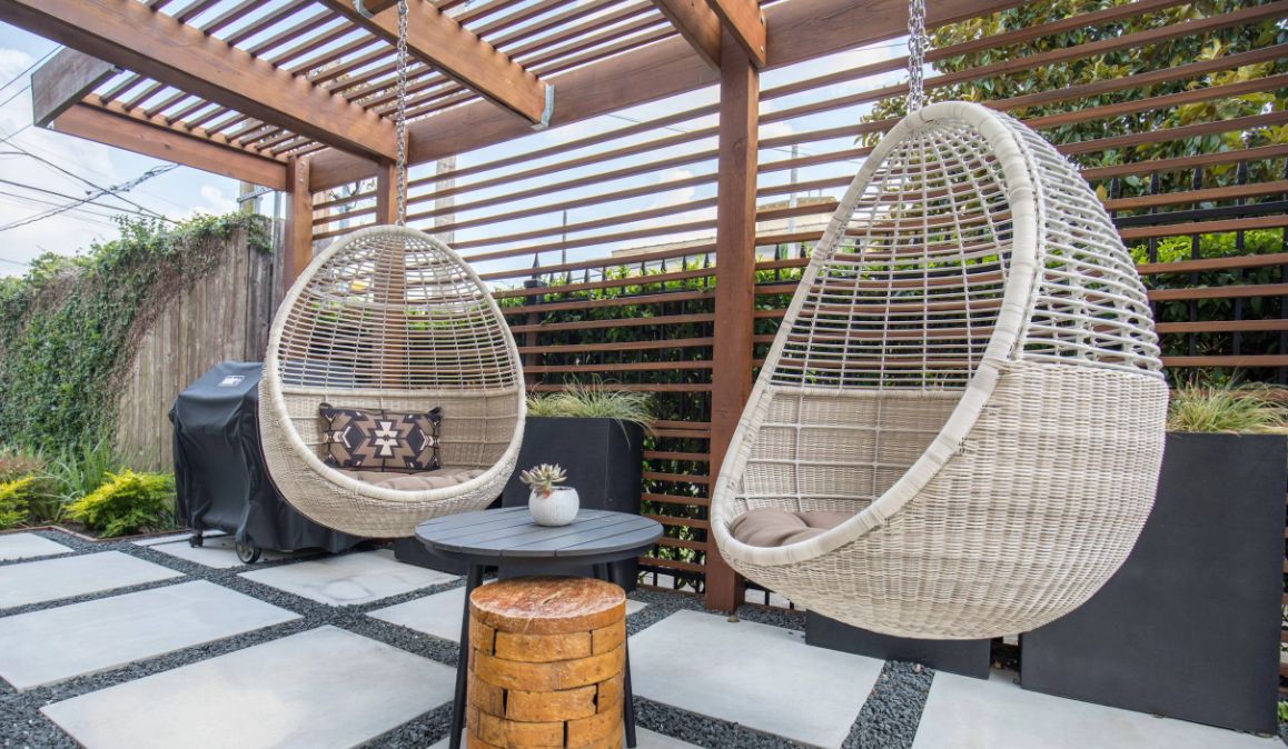 Pergola-hanging-egg-chairs