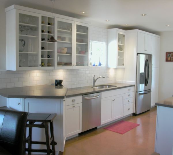 Space-between-glass-cabinets-used-to-stack-up-some-intoxicating-delights