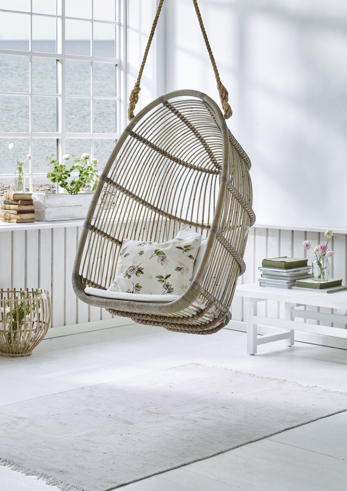 Swing-wicker-chair-hanging-indoor-cool-seating-beach-decor-ideas-fun