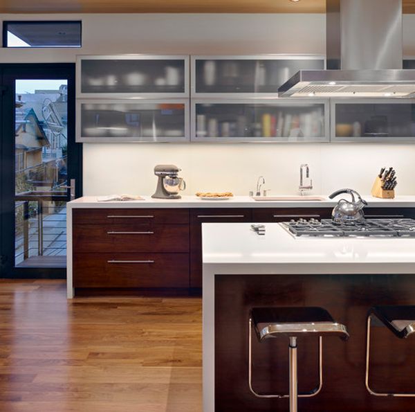 Wooden-lower-cabinets-and-frosted-glass-upper-cabinets-bring-in-a-perfect-contrast
