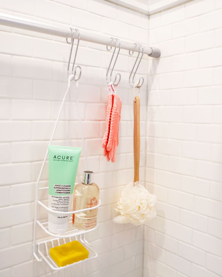 At_art_photo_2020-02_small-bathroom-tricks_curtain-rod