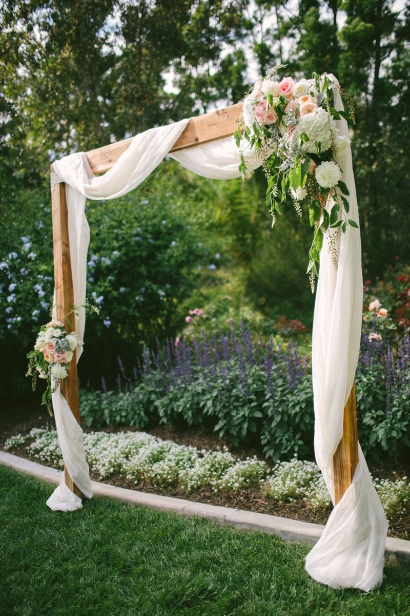 Easy-and-romantic-rustic-backyard-wedding-altar-ideas