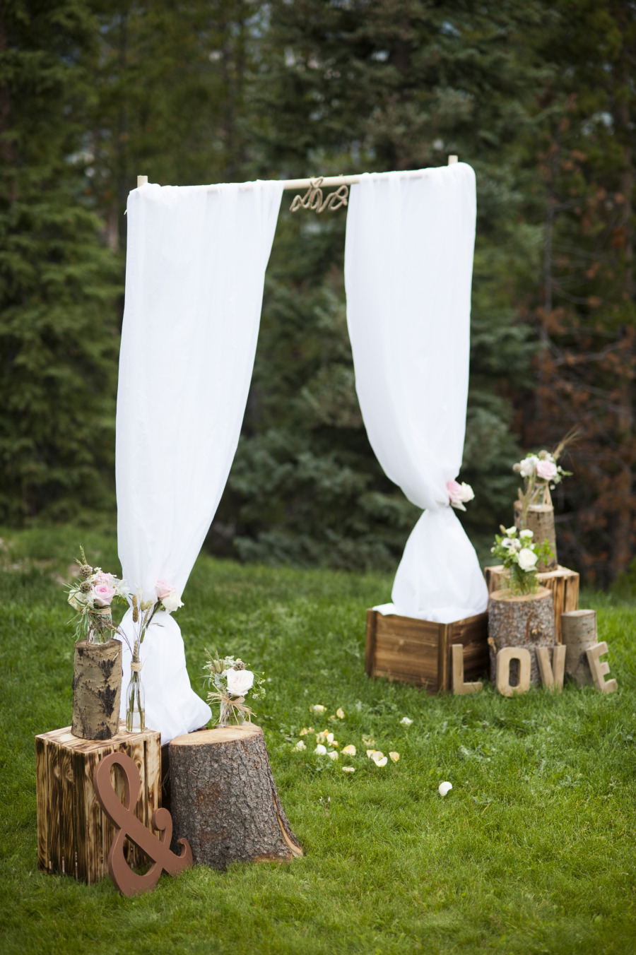 Fab-rustic-outdoor-wedding-arbor-ideas