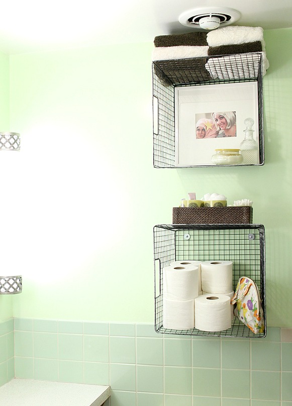 Hanging-baskets-on-the-wall-bathroom-organization