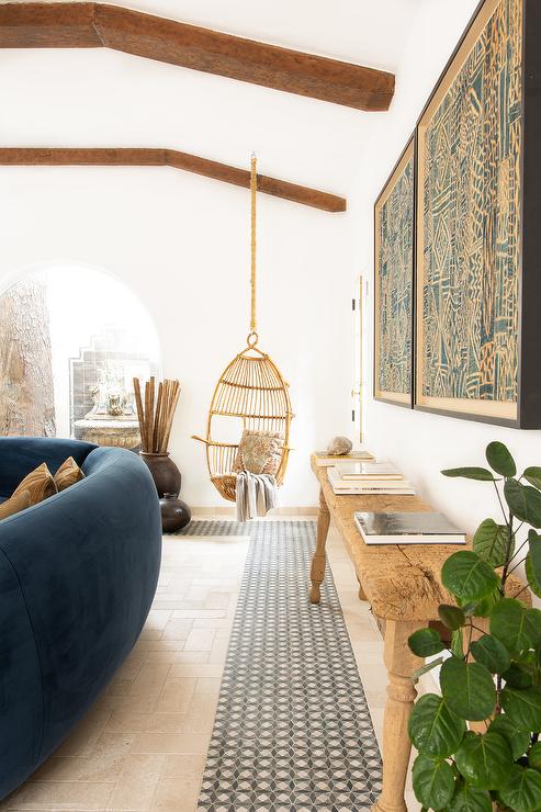 Hanging-rope-rattan-chair-in-living-space