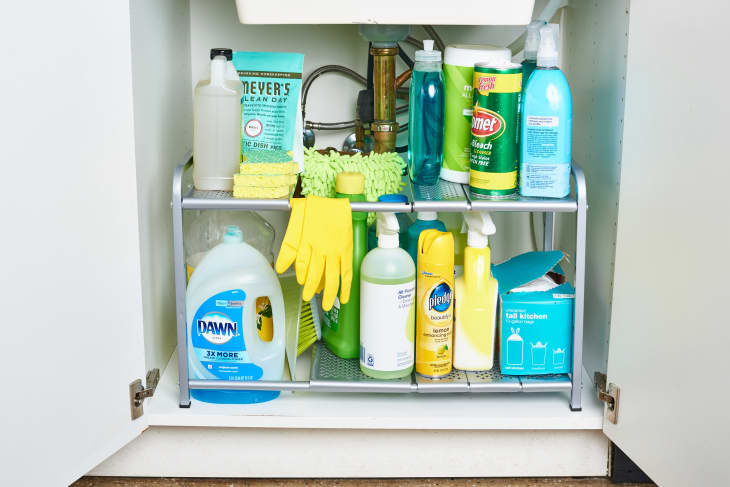 K_photo_lifestyle_2019-09-brilliant-ways-to-organize-all-of-your-cleaning-supplies_tk-brilliant-ways-to-organize-all-of-your-cleaning-supplies_106