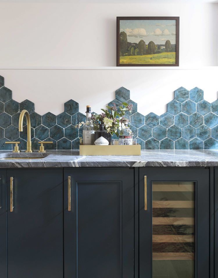 Kitchen-backsplash-irregular-edge-hexagonal-tile