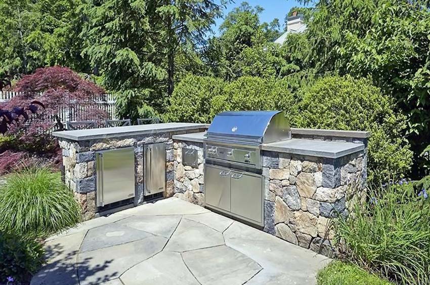 L-shaped-outdoor-kitchen-with-rough-stone
