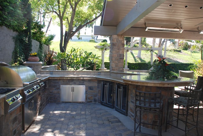 Large-outdoor-kitchen-with-bar-stools