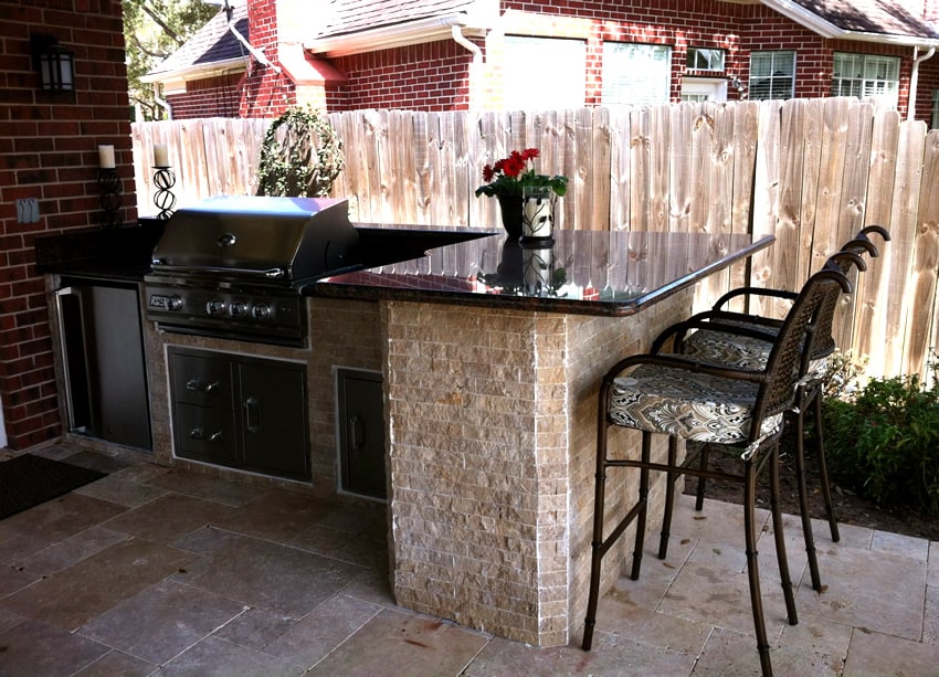 Patio-outdoor-kitchen-with-counter-top