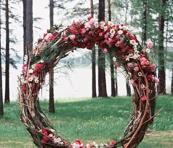 Rustic-floral-wedding-wreath-idea