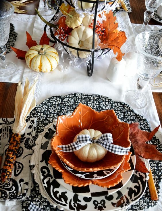 04-patterned-black-and-white-chargers-pumpkins-with-a-black-and-white-bow-pumpkins-in-a-wire-stand