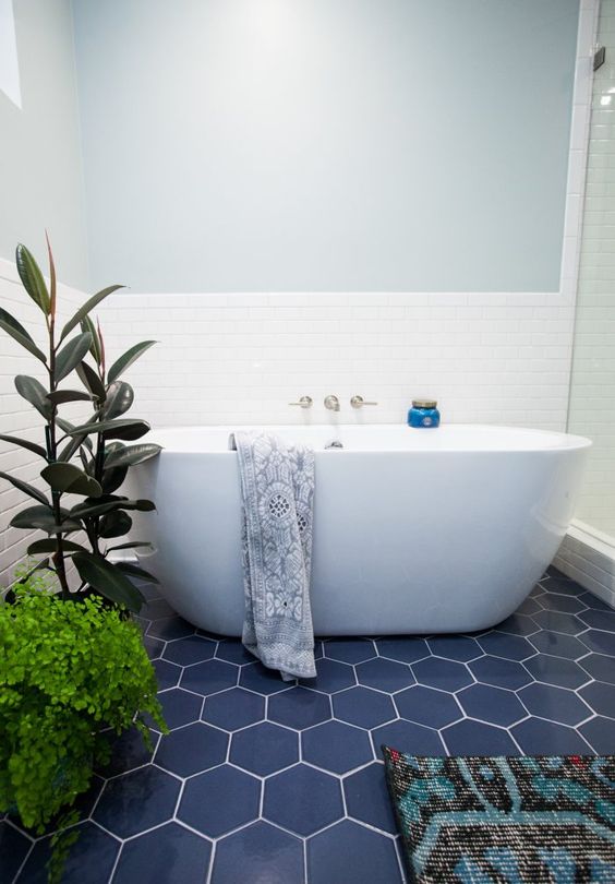 08-navy-hex-tiles-with-white-grout-give-a-seaside-look-to-the-bathroom