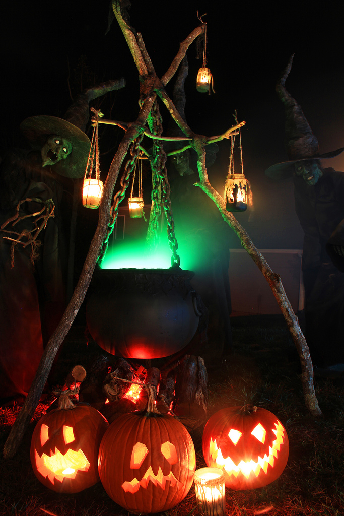 1-90-cool-outdoor-halloween-decorating-ideas-24