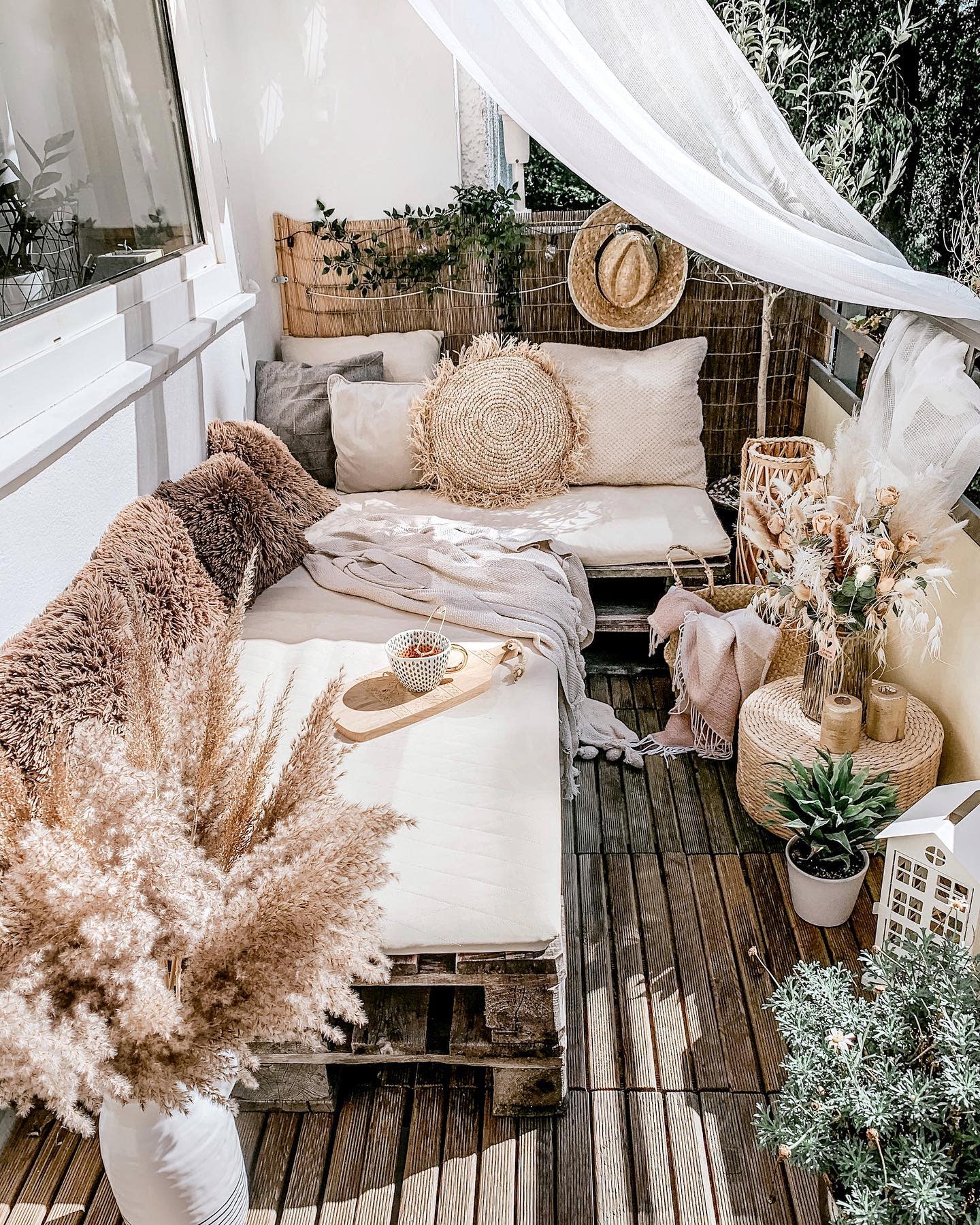 1-low-cost-small-balcony-ideas-moni.deko_