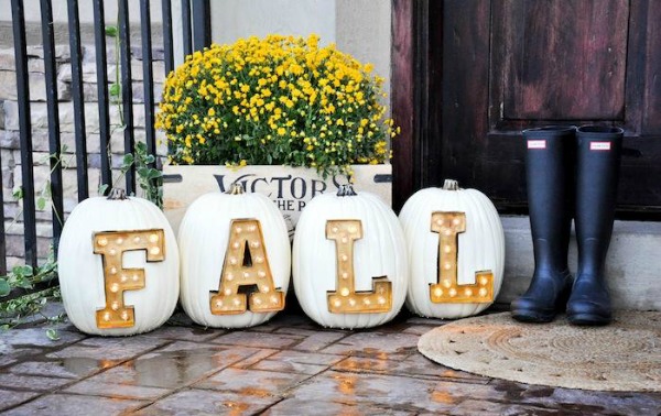 1-marquee-light-letter-pumpkins-30-pumpkin-decorating-ideas-via-fox-hollow-cottage-1