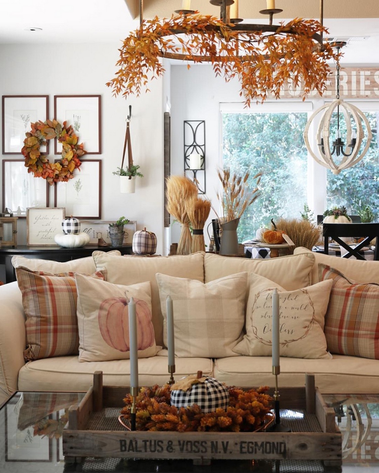 1-fall-living-room-decor-ideas-sofa-with-pillows-chandelier-garland-1
