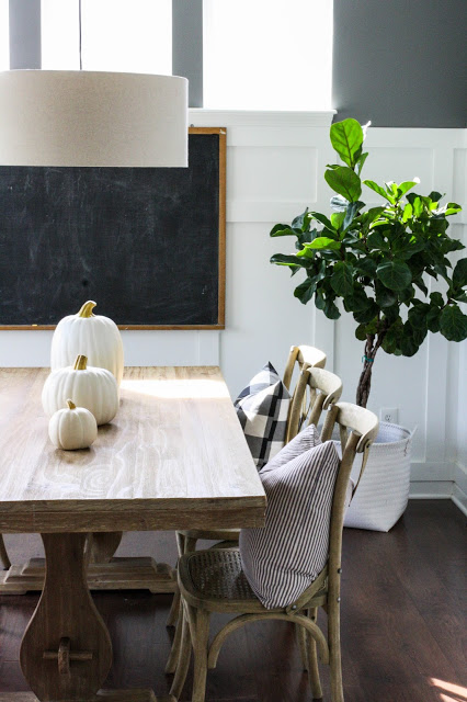 1-minimalist-fall-table-decorating-idea