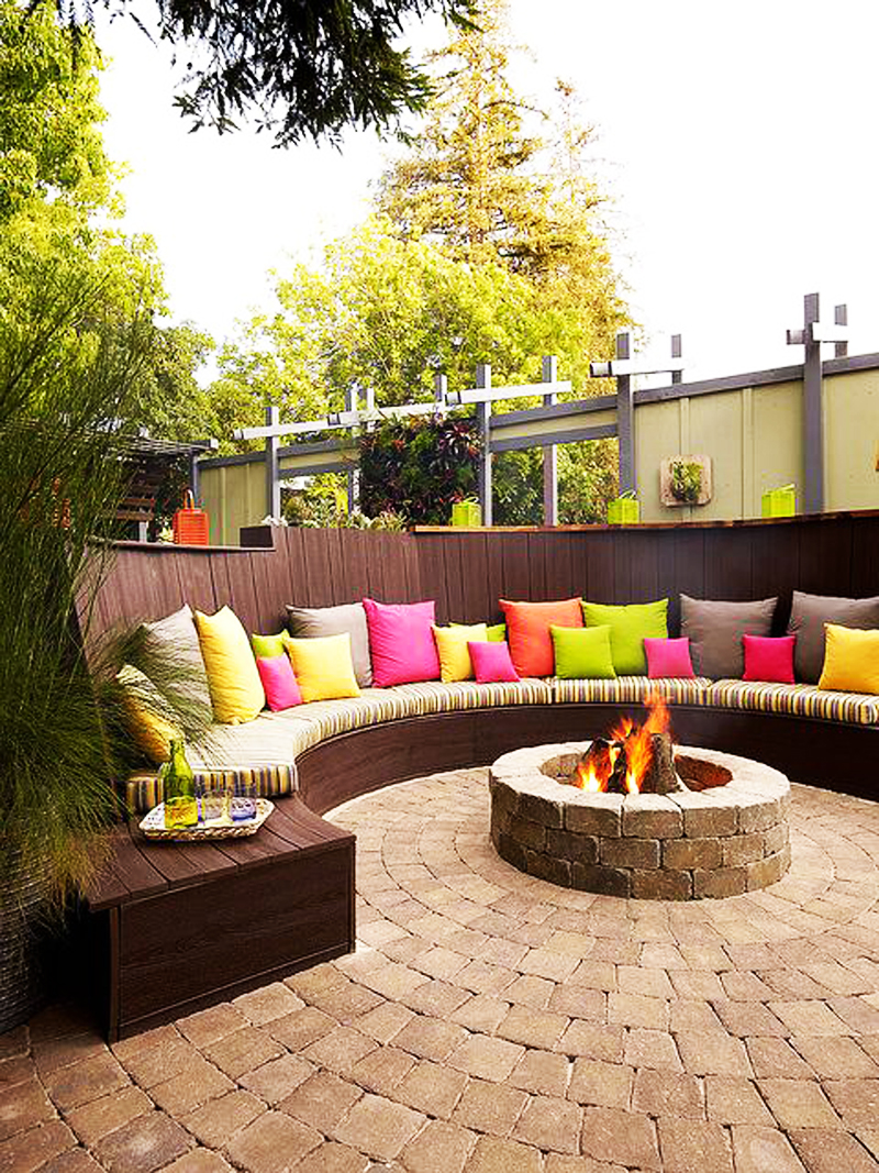 10-snap-crackle-and-pop-of-color-fireplace-idea-homebnc