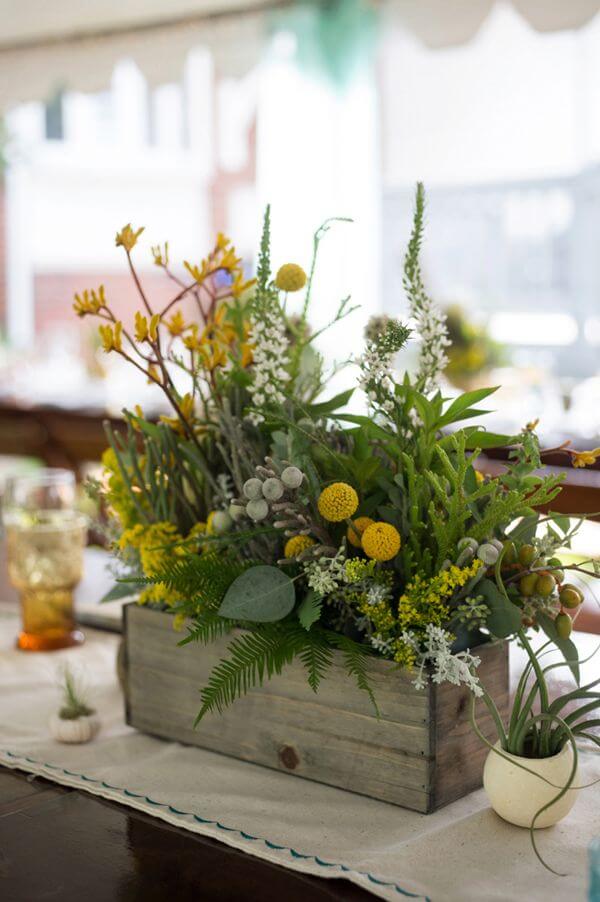 11-rustic-wooden-box-centerpiece-ideas-homebnc