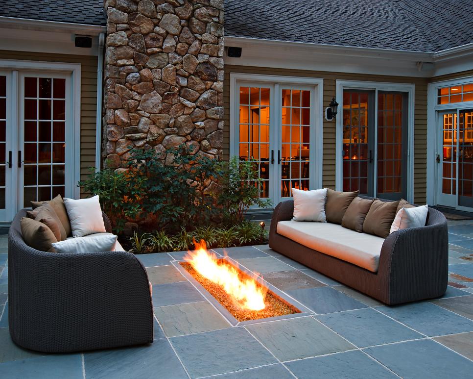 14-fire-on-the-floor-fireplace-idea-homebnc