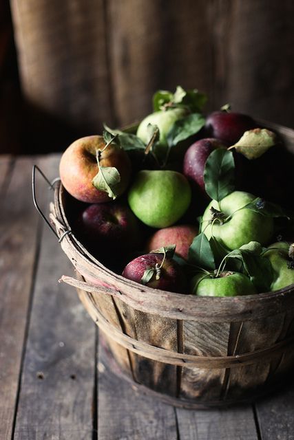 16-display-fresh-apples-in-a-bushel-basket-and-youll-get-decor-and-food-at-the-same-time
