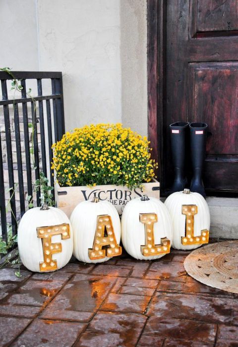 18-create-an-amazing-outdoor-arrangement-with-pumpkins-and-marquee-letters-inserted-1