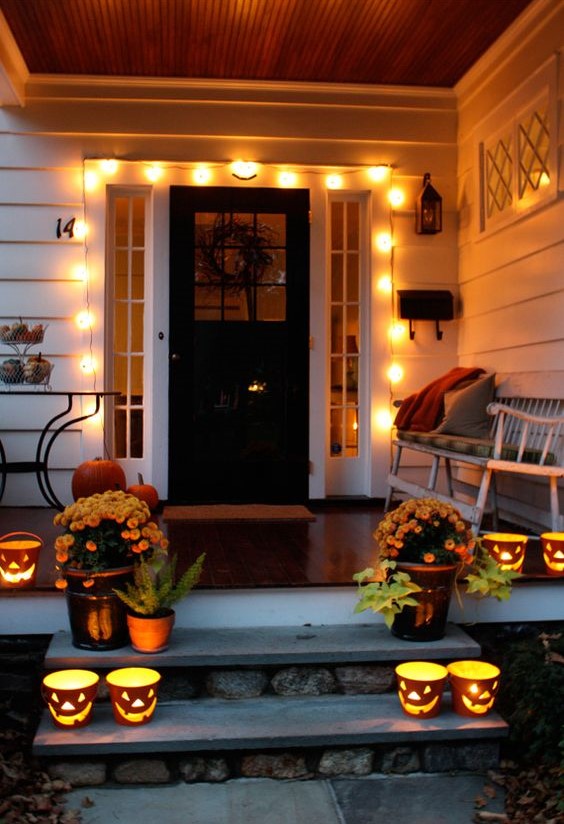 19-large-lights-attached-over-the-front-door-make-your-entryway-inviting-1